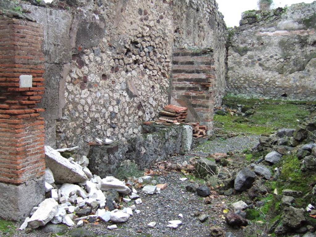 VII 9 44 Pompeii December 2005 Looking South East Across Entrance